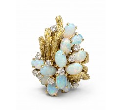 Dettaglio opali cabochon ovali e diamanti su anello in oro giallo 18 kt