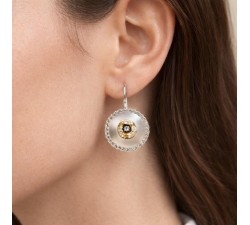Orecchino pendente 35 mm indossato, disco tondo 22 mm in oro bianco sabbiato con fiore e diamanti 0,34 ct F VS